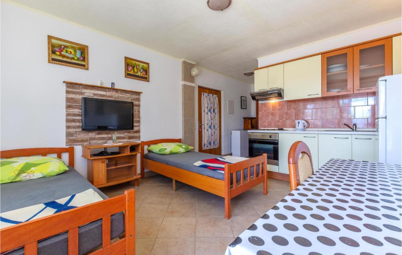 Stunning Apartment In Duce With Wifi Екстер'єр фото